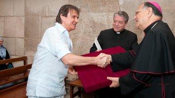 Na Igreja do Santo Sepulcro, o cantor brasileiro Roberto Carlos recebe medalha da Igreja Católica em Jerusalém - Cláudia Schembri / Divulgação