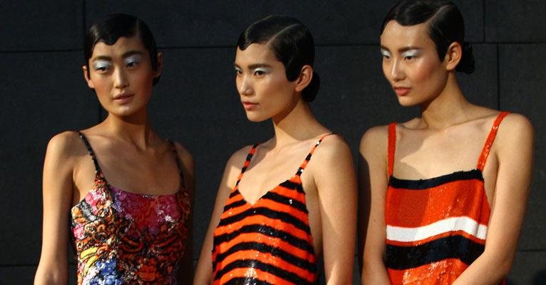 Desfile da Prada, na China. Para agradar aos chineses, que não gostam de roupas que lembrem uniformes, muita cor e brilho. - Divulgação Prada