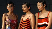 Desfile da Prada, na China. Para agradar aos chineses, que não gostam de roupas que lembrem uniformes, muita cor e brilho. - Divulgação Prada