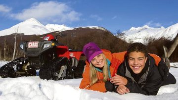 Na temporada CARAS/Neve em Ushuaia, Argentina, eles andam de quadriciclo no Valle de Lobos. - Cadu Pilotto