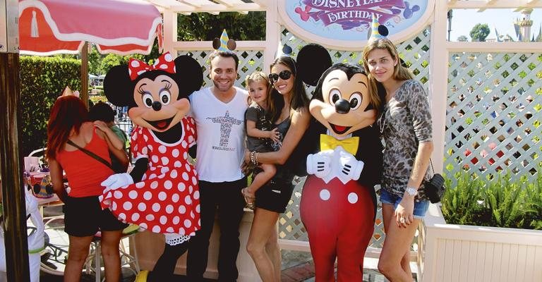 Diversão de Mazzafera, Anja, Alê e Ana Beatriz entre a Minnie e o Mickey.