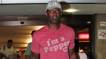 Brian McKnight desembarca no Aeroporto de Guarulhos, em São Paulo, para apresentação única no Brasil - Manuela Scarpa/Photo Rio News