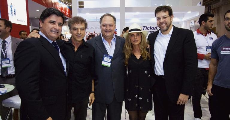 Eduardo Távora recebe o casal Carlos Alberto Riccelli e Bruna Lombardi, em SP, para sessão do longa Onde Está a Felicidade? durante congresso com Oswaldo Melantonio Filho e Gustavo Chicarino.