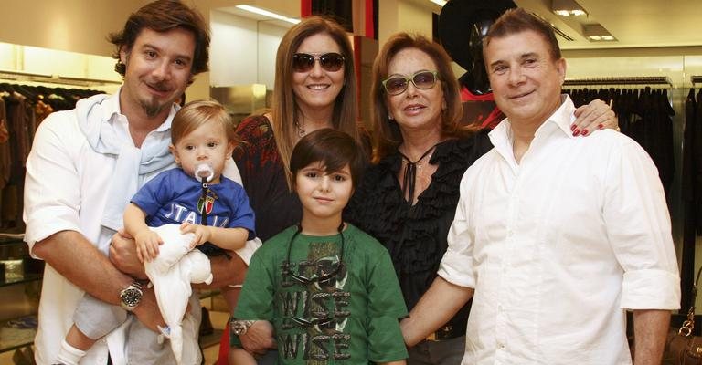 Rita Bassi e o filho Pedro, ao centro, e a família de empresários de moda Iódice, Alexandre e o filho, Vittorio, e Suely e Valdemar, pais de Alexandre, firmam parceria entre a marca de azeite representada por Rita e a grife dos Iódice, em loja destes, SP.