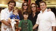 Rita Bassi e o filho Pedro, ao centro, e a família de empresários de moda Iódice, Alexandre e o filho, Vittorio, e Suely e Valdemar, pais de Alexandre, firmam parceria entre a marca de azeite representada por Rita e a grife dos Iódice, em loja destes, SP.