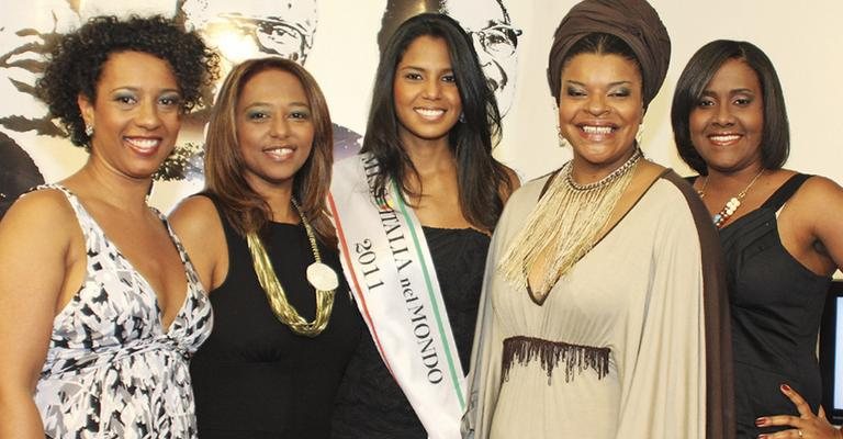 Apresentadoras da atração da TV Aberta, Eliane Almeida, Francisca Rodrigues, Thulla Melo e Rejane Romano recebem a Miss Itália Nel Mondo, Silvia Novais, em SP.