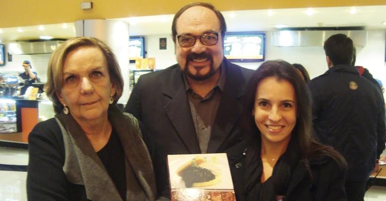 Autores de O Cinema vai à Mesa, Nilu Lebert e Rubens Ewald Filho dão palestra em shopping de SP e são recebidos por Carla Sabato.