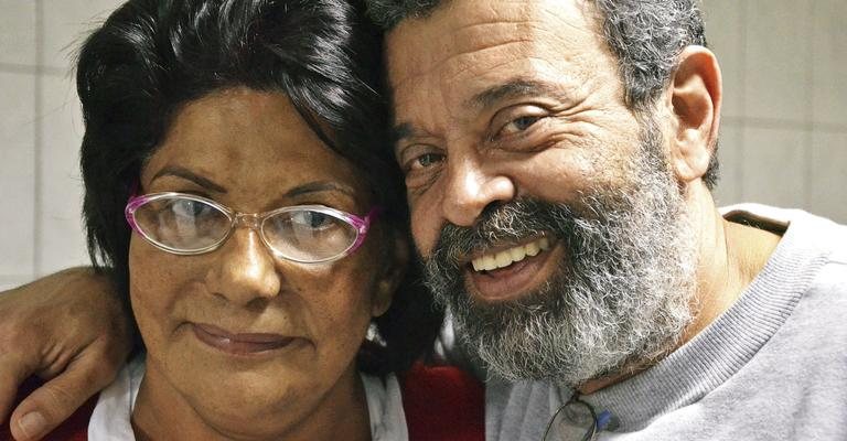 Diretora da Casa de Apoio à Criança com Câncer José Eduardo Cavichio, Luiza Centelles recebe o idealizador do projeto, Beto Silveira, que leva teatro a instituições de SP.