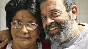 Diretora da Casa de Apoio à Criança com Câncer José Eduardo Cavichio, Luiza Centelles recebe o idealizador do projeto, Beto Silveira, que leva teatro a instituições de SP.