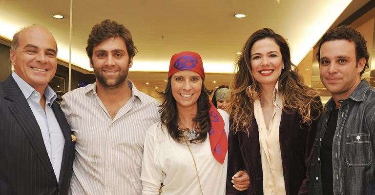 Marcelo de Carvalho, a designer de joias e roupas Adriana Bittencourt e Luciana Gimenez, mulher de Marcelo, prestigiam a abertura de loja de lenços dos irmãos Rodrigo e Daniel Rosset, SP.