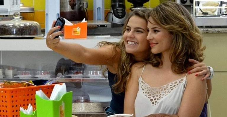 Paola Oliveira com Michele (Giovana Ferrer) em 'Malhação' - Reprodução / TV Globo