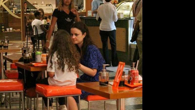 Carolina Kasting lancha com a filha no Rio - Alice Silva / AgNews