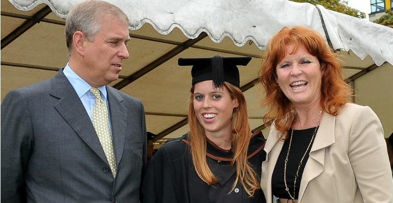 Princesa Beatrice com os pais, Príncipe Andrew e Sarah Ferguson - Getty Images