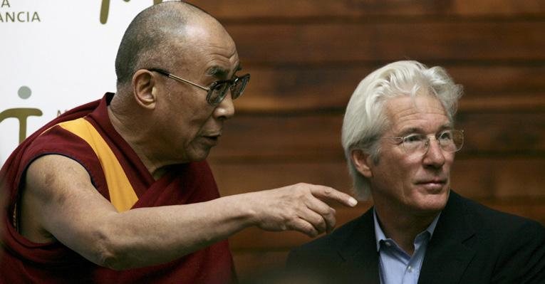 Richard Gere visita museu com Dalai Lama - Reuters