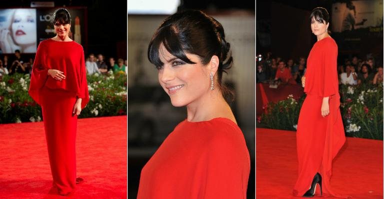 Selma Blair: look vermelho pesado para o red carpet do Festival de Veneza - Getty Images