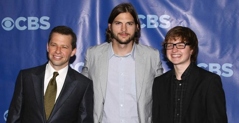 Jon Cryer, Ashton Kutcher e Angus Jones - Getty Images