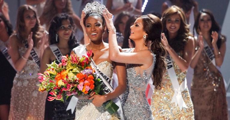 Leila Lopes, de Angola, recebe a coroa de Miss Universo 2011 de Ximena Navarrete, a Miss Universo 2010 - Bruno Zanardo/ Fotoarena