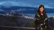 Na temporada CARAS/ Neve, a estrela da Record curte o anoitecer em Ushuaia, na Patagônia argentina, da varanda do Las Hayas Resort Hotel. - Martin Gurfein