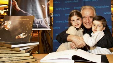 Em SP, o maestro com Giulia e Lucas na sessão de autógrafos de fotobiografia. - Vagner Campos