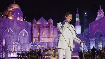 Roberto no palco, com reproduções dos sítios sagrados de Jerusalém. - Samuel Chaves