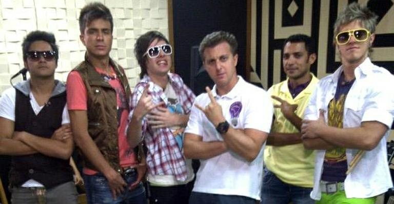 Luciano Huck com a banda Restart - Reprodução / Twitter