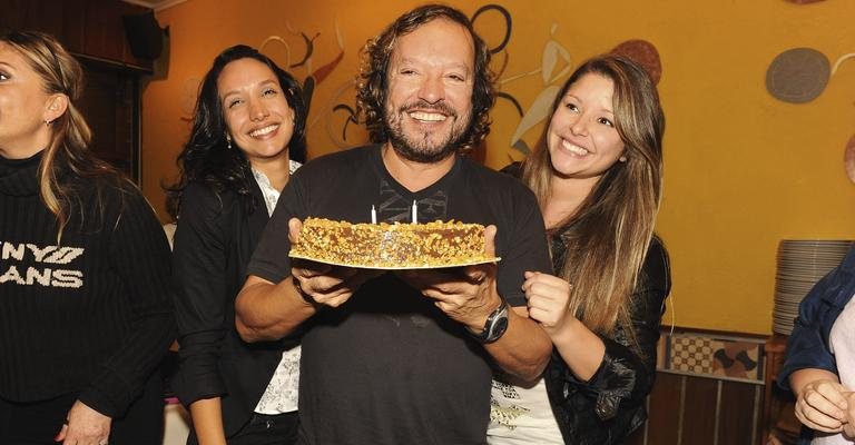 Com suas filhas, Maria e Manuela, o diretor sopra as velas do bolo de 58 anos. - Fernanda Fernandes