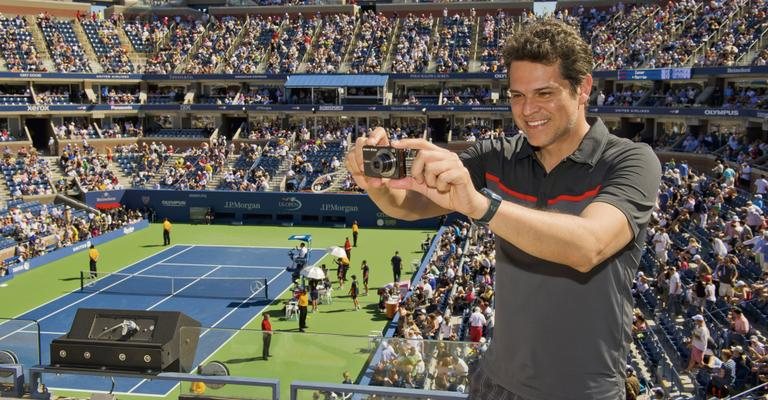 Na Suíte CARAS no complexo de Flushing Meadows, em New York, o ator paulista fotografa... - Martin Gurfein