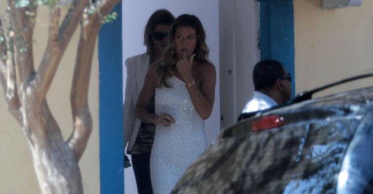 Gisele Bündchen roendo as unhas? - Orlando Oliveira / AgNews