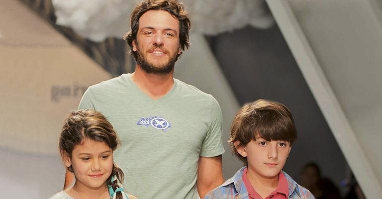 O ator Rodrigo Lombardi desfila com os modelos mirins Rafaela Zacharias e Lucas Azzoni, na 13a edição do evento, na capital paulista.