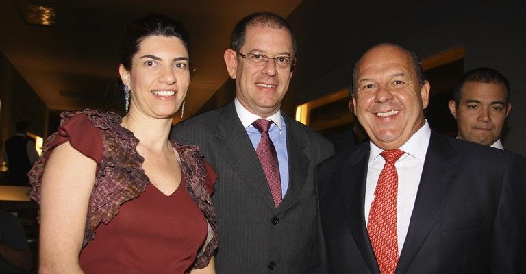 Rebeca Ferraz Andrade, Ricardo Podolsky e José Roberto Trinca comemoram, em clube de SP, os 10 anos do programa de turismo na neve oferecido por companhia aérea.