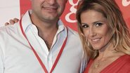 Henrique Alves Pinto e Deborah Secco recepcionam empresários de marca de perfumes e cosméticos, em SP.