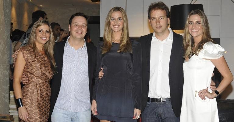 Em SP, Juliana Thomazini e seu Thiago Bruni, Thais Borghetti e seu Alan Klauss e Bianca Borghetti, irmã de Thaís, sócios-diretores, abrem loja de cozinhas planejadas.