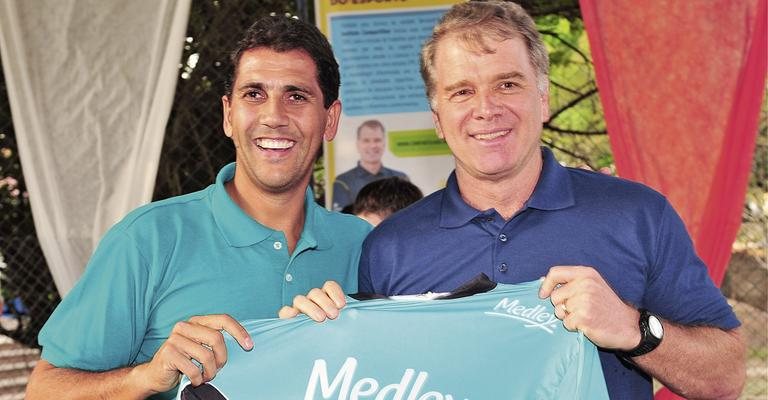 Em Campinas, interior de São Paulo, o ex-jogador Maurício Lima e o treinador Bernardinho, ambos do vôlei, visitam escola municipal.