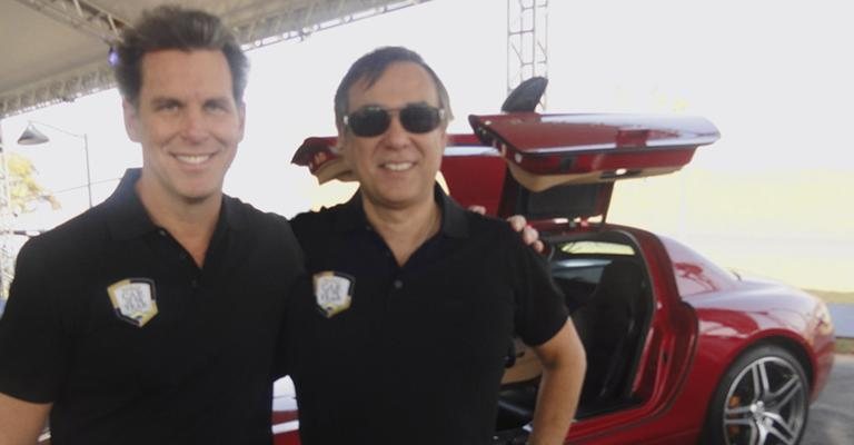 O arquiteto Rogério Perez e o publicitário Alexandre Gama conferem evento de carros em Itu, interior de SP.