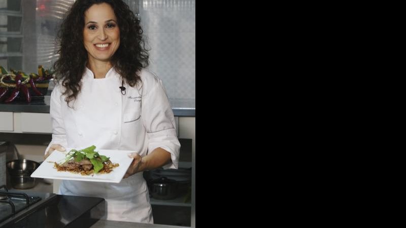 A chef Alessandra Vargas grava vídeo para sua coluna Portal, da RedeTV!, em SP.