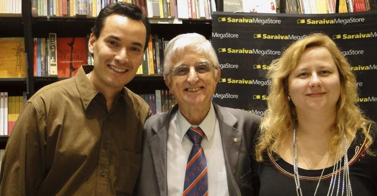 Em SP, Sérgio de Castro, lança livro entre Ricardo Mangold e Priscilla Merlino.