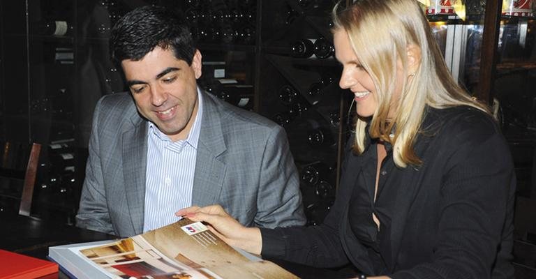 Ricardo Afonso e Gabriela Baumgart em lançamento de livro, em SP.