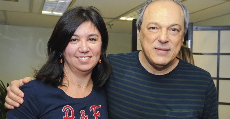 Elaine Almeida, gerentegeral de shopping, recebe o cantor Toquinho, em SP.