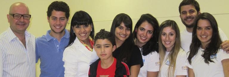 Francisco Ventura Jr. com o filho, Felipe, e a mulher, Deborah, participam de ação ao lado dos estudantes Amanda Salomão, Renata Evora, Lais Nogueira, Renato Nalini e Marcela Bonsenso, com Matheus, da Associação Santa Cecília, na frente, SP.