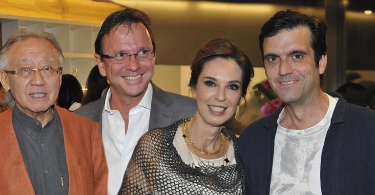 Em SP, o arquiteto Ruy Ohtake, ao centro, é recebido pelo casal de sócios de empresa de decoração, Murilo e Esther Schattan, com Paul Clemence, em homenagem a evento de design.