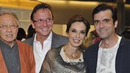 Em SP, o arquiteto Ruy Ohtake, ao centro, é recebido pelo casal de sócios de empresa de decoração, Murilo e Esther Schattan, com Paul Clemence, em homenagem a evento de design.