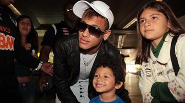 Neymar posou para fotos com seus fãs ao desembarcar no aeroporto de Guarulhos, em São Paulo - Orlando Oliveira/AgNews