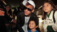 Neymar posou para fotos com seus fãs ao desembarcar no aeroporto de Guarulhos, em São Paulo - Orlando Oliveira/AgNews