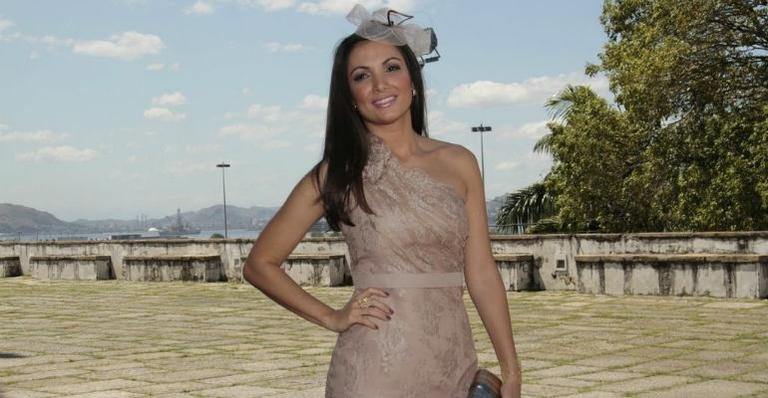 Patrícia Poeta usa fascinator no casamento de Carla Vilhena - Philippe Lima/ AgNews