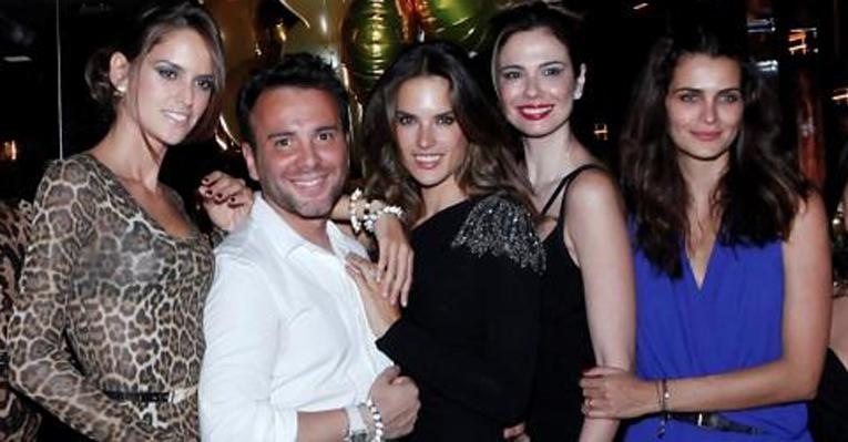 Izabel Goulart, Alessandra Ambrosio, Luciana Gimenez e Fernanda Motta comemoram os 30 anos de Matheus Mazzafera - Divulgação