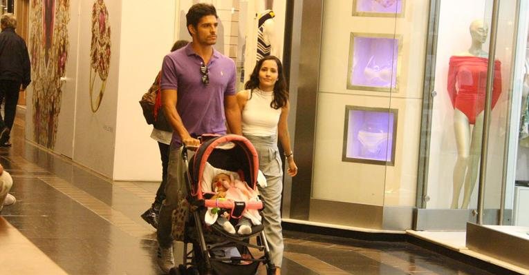 Maytê Piragibe passeia com a família em shopping no Rio de Janeiro - Daniel Delmiro / AgNews