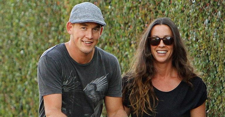 Alanis Morissette e seu marido. - Grosby Group