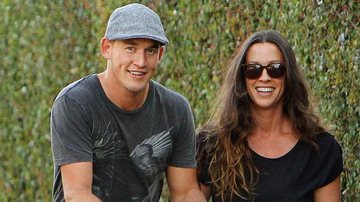 Alanis Morissette e seu marido. - Grosby Group