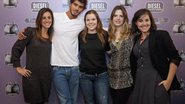 Marlon Teixeira, entre Beatriz Macedo, Ana Letícia Caseira, Flávia Vahia de Abreu e Carolina Oliveira lança perfume em SP.