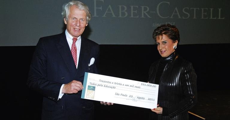 O conde Anton Wolfgang Von Faber-Castell doa quantia ao Todos pela Educação ao lado da conselheira do projeto Milú Villela em comemoração aos 250 anos de famosa marca de material de escritório, SP.